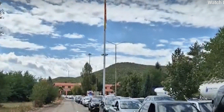 Radhë automjetesh në Qafë Thanë, dy doganat shqiptare dhe maqedonase shtojnë sportelet