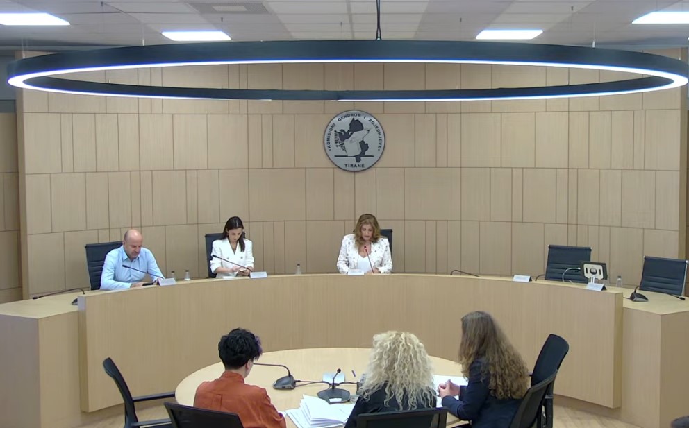 “Rregullatori” mbyllet në 5 tetor! Ende “mister” nëse Komisioni do të vijojë si pjesë e reformës së re zgjedhore