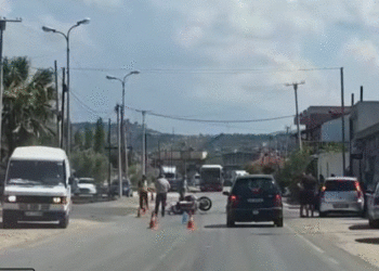 I veshur me rroba të errëta, me kaskë dhe doreza/ Kamerat e sigurisë zbardhin detaje nga ekzekutimi i shqiptarit në Athinë