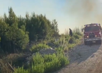 Zjarri përfshin zonën e Krastës në Krujë, rrezikohet depoja e dinamitit pranë guroreve