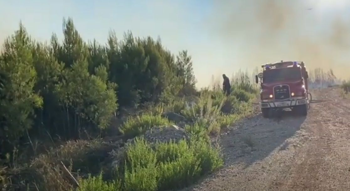 Zjarri përfshin zonën e Krastës në Krujë, rrezikohet depoja e dinamitit pranë guroreve