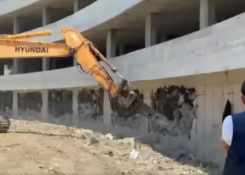 “Për ata që kanë merakun se s’po ndëshkohen shkelësit e mëdhenj”, Rama publikon videon nga shembja e ndërtimit pa leje në Vlorë
