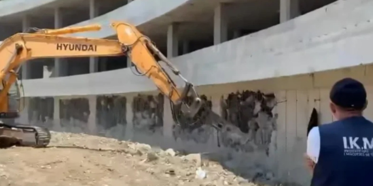 “Për ata që kanë merakun se s’po ndëshkohen shkelësit e mëdhenj”, Rama publikon videon nga shembja e ndërtimit pa leje në Vlorë
