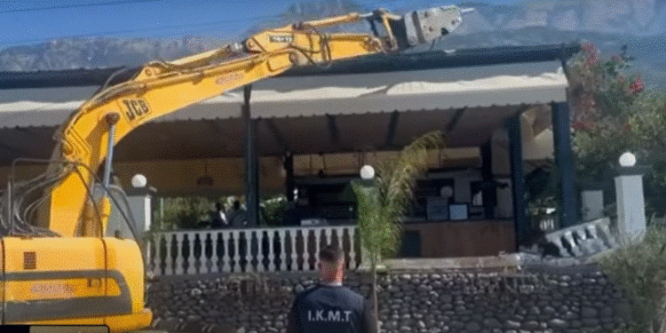 IKMT ‘zbarkon’ në Drimadhes, shemb objektin që doli jashtë lejes së ndërtimit