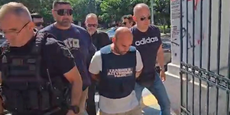 Video/ Vrau gruan shqiptare në sy të 4 fëmijëve,, momenti kur 40-vjeçari mbërrin në gjykatë me kokën