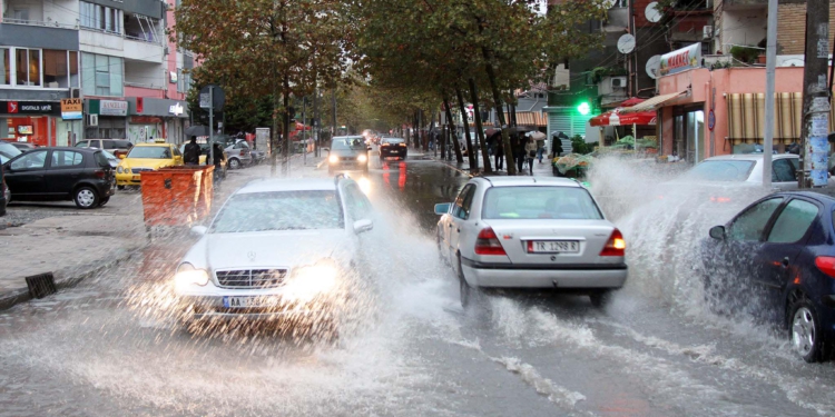 Vendi u godit për disa orë nga stuhia, zbulohet bilanci i dëmeve: Anulime fluturimesh, makina e shtylla të dëmtuara…