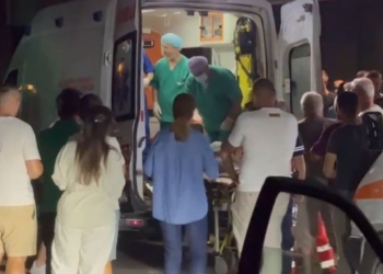 Ka marrë dëmtime pranë zemrës, 27-vjeçari i plagosur me thikë në Korçë niset drejt spitalit të Traumës në Tiranë