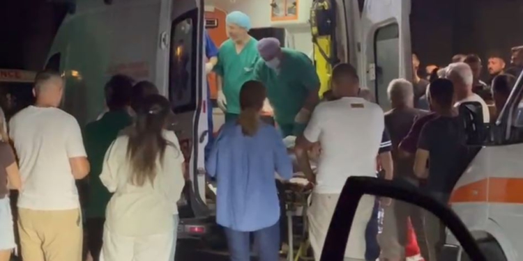 Ka marrë dëmtime pranë zemrës, 27-vjeçari i plagosur me thikë në Korçë niset drejt spitalit të Traumës në Tiranë