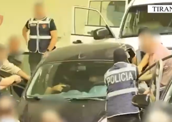 Nga Burreli drejt Tiranës, kapet 22‑vjeçari me dy kallashnikovë në bagazh