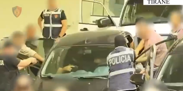 Nga Burreli drejt Tiranës, kapet 22‑vjeçari me dy kallashnikovë në bagazh