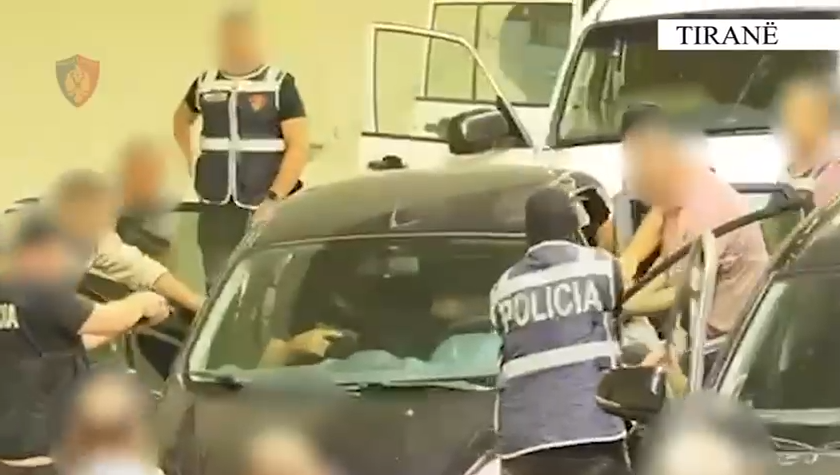 Nga Burreli drejt Tiranës, kapet 22‑vjeçari me dy kallashnikovë në bagazh