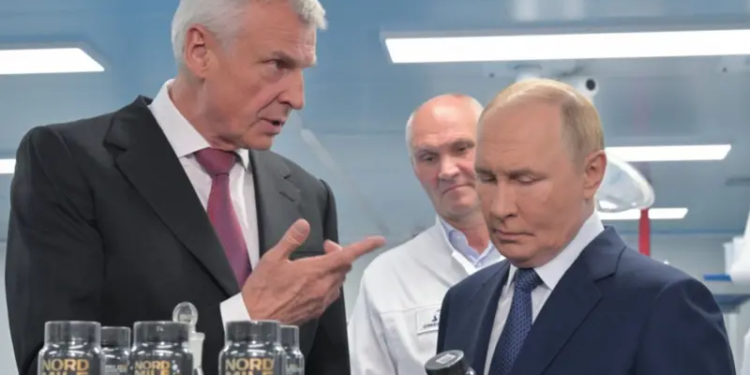 Putin bën një ndalesë para samitit të Alaskës