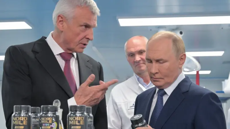 Putin bën një ndalesë para samitit të Alaskës