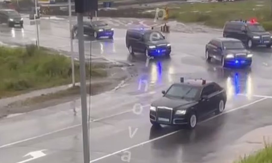 Putin me eskortë të blinduar drejt Alaskës, bën një ndalesë para se të hyjë në Amerikë