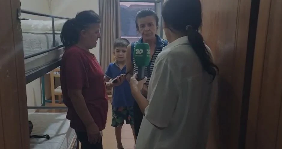 Evakuimi i banorëve nga fshatrat e Gramshit pas zjarrit, 32 familje akomodohen në konviktin e qytetit