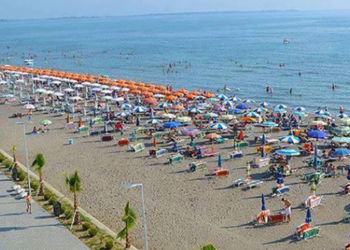 Ngacmoi të miturën në plazhin e Shënginit, bie në pranga 20-vjeçari nga Tirana
