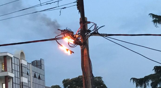 Tentoi të rregullonte një defekt elektrik, humb jetën 51-vjeçari në Kamëz