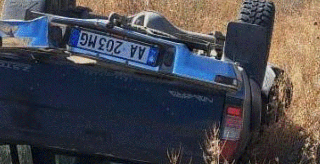 Aksident në aksin Korçë-Ersekë, makina del nga rruga dhe përmbyset, dy persona përfundojnë në spital
