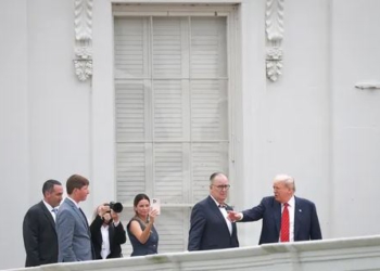 “Çdo gjë që bëj, e financoj”, Trump vizitë të papritur në çatinë e Shtëpisë së Bardhë për të inspektuar punimet për sallën e re të banketeve