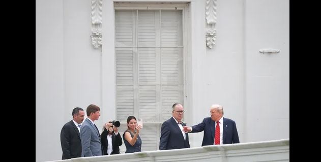 “Çdo gjë që bëj, e financoj”, Trump vizitë të papritur në çatinë e Shtëpisë së Bardhë për të inspektuar punimet për sallën e re të banketeve