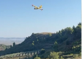Vatra e zjarrit në Synej të Rrogozhinës/ Avioni kroat ndërhyn për neutralizimin e flakëve