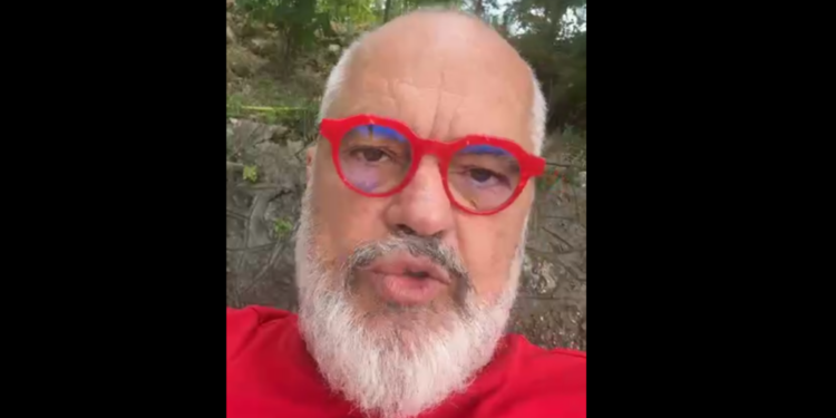 Rama u përgjigjet komentuesve: Kur udhëtoj me familjen përdor gjithmonë klasin ekonomik