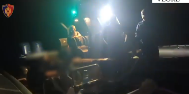 Policia Kufitare Vlorë dhe Guardia di Finanza shpëtojnë dy shtetas që mbetën në det gjatë natës