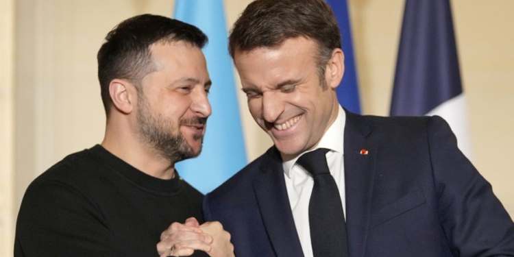 “E ardhmja e Ukrainës nuk mund të vendoset pa ukrainasit”, Macron do Zelenskyn në tryezën Trump-Putin
