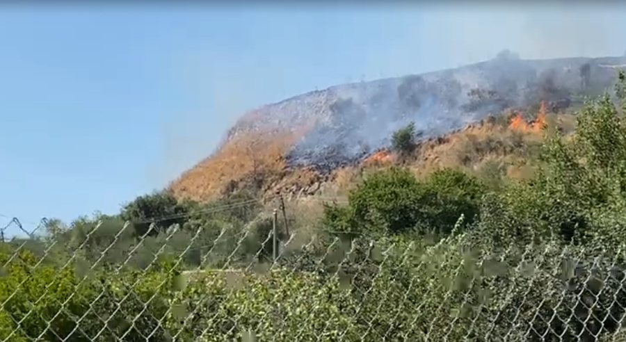 Përfshihen nga zjarri kodrat e fshatit Sejmenas në Lushnjë, rrezikohen banesat përreth