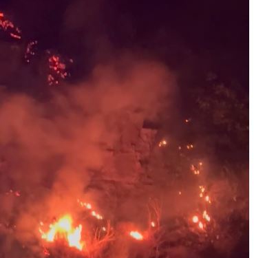 Flakët ‘përpijnë’ banesa e stane, shpërthejnë dy bomba të Luftës së Dytë Botërore në Lekël të Tepelenës
