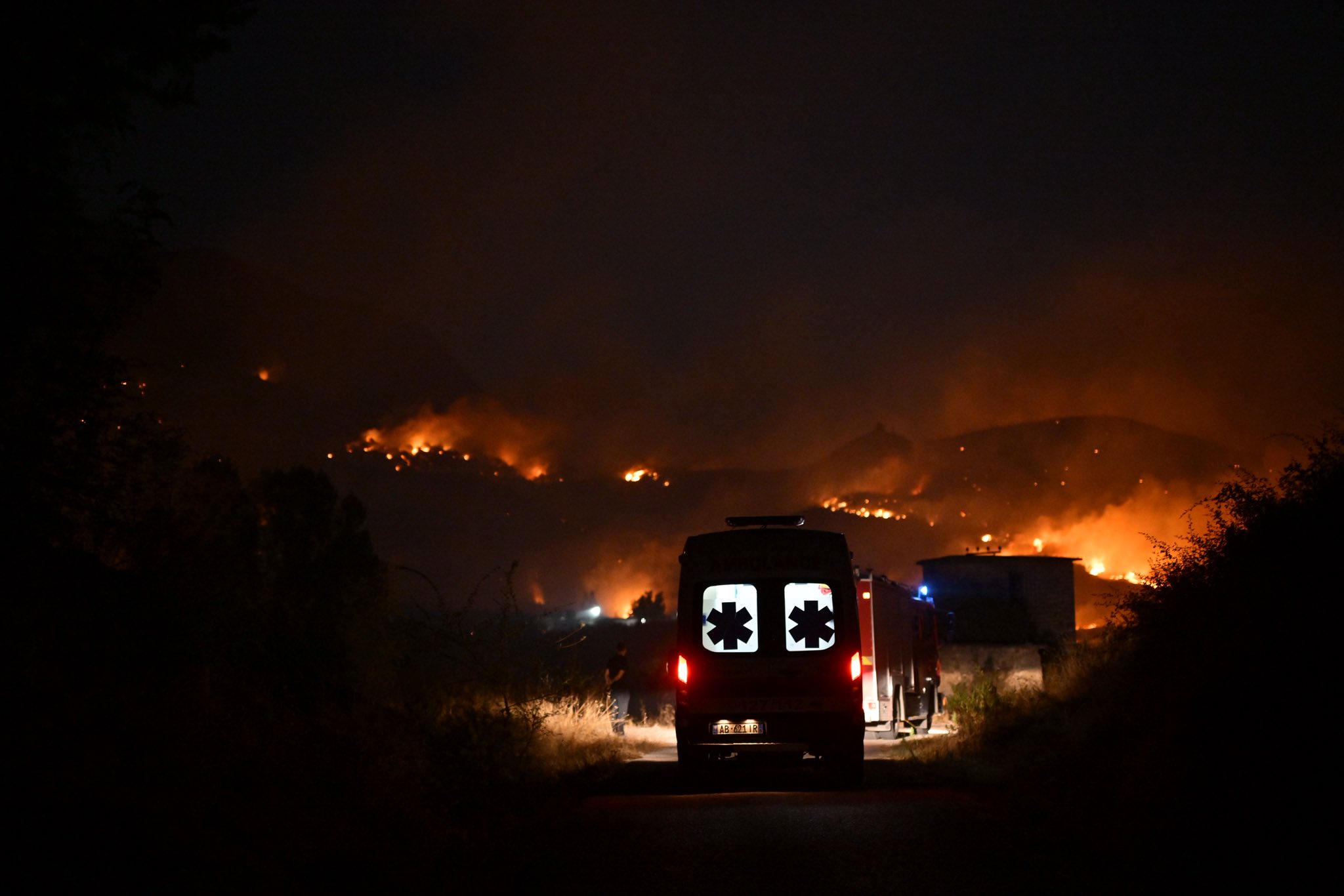 Reagimi i ministrit të Brendshëm ndaj zjarreve: Autorët do të përballen me drejtësinë pa asnjë tolerancë