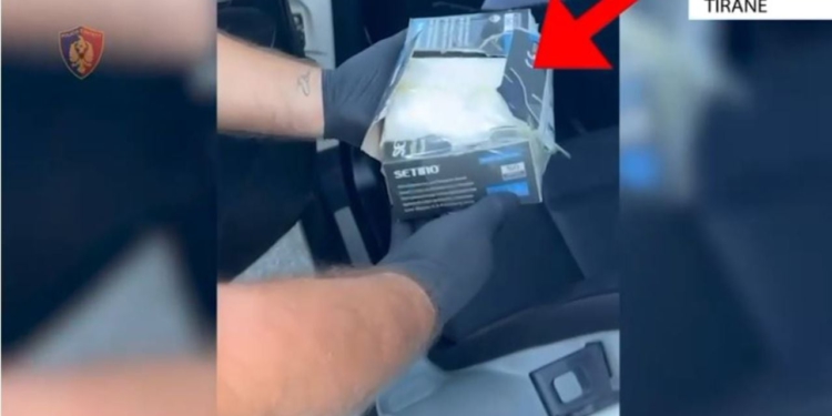 U kap duke transportuar pako me kokainë në autostradën “Tiranë-Durrës”, arrestohet 22-vjeçari