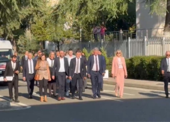 LIVE / Demokratët mbërrijnë të parët në Kuvend, nis seanca për betimin e deputetëve dhe votimin e Peleshit
