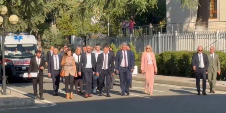LIVE / Demokratët mbërrijnë të parët në Kuvend, nis seanca për betimin e deputetëve dhe votimin e Peleshit