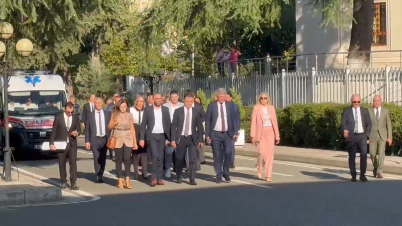 LIVE / Demokratët mbërrijnë të parët në Kuvend, nis seanca për betimin e deputetëve dhe votimin e Peleshit