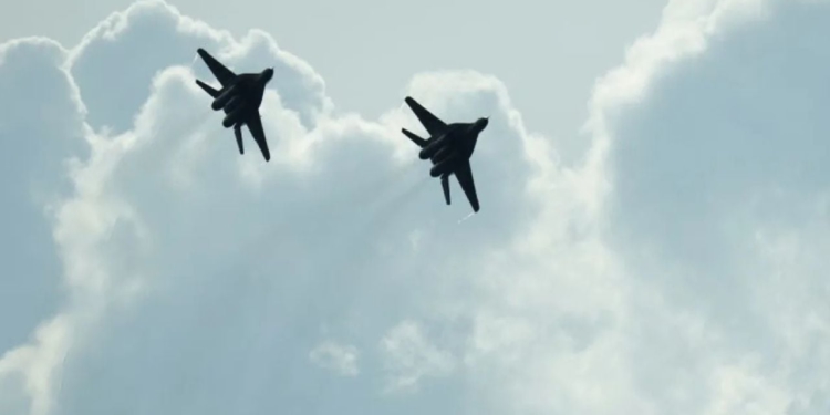 Vijojnë sulmet ruse pranë kufirit polak në Ukrainë, Varshava alarmohet dhe ngre avionët ushtarakë