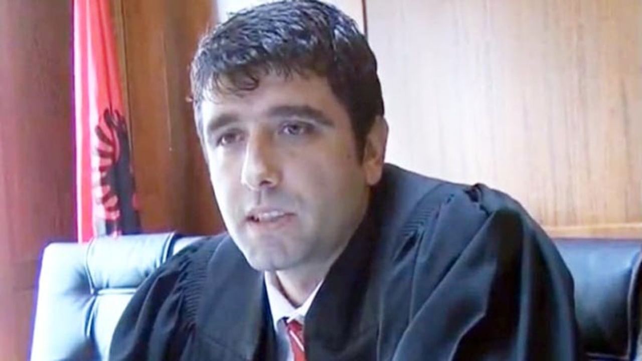 “Të rihapen hetimet për Konomin”! Familjarët e ish-gjyqtarit që u vra me tritol: Jetojmë mes frikës dhe heshtjes prej 14 vitesh