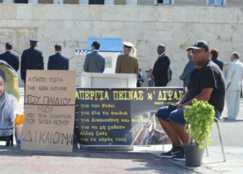Shqiptari, grevë para parlamentit grek: Kërkon zhvarrosjen e djalit, që humbi jetën në aksidentin hekurudhor