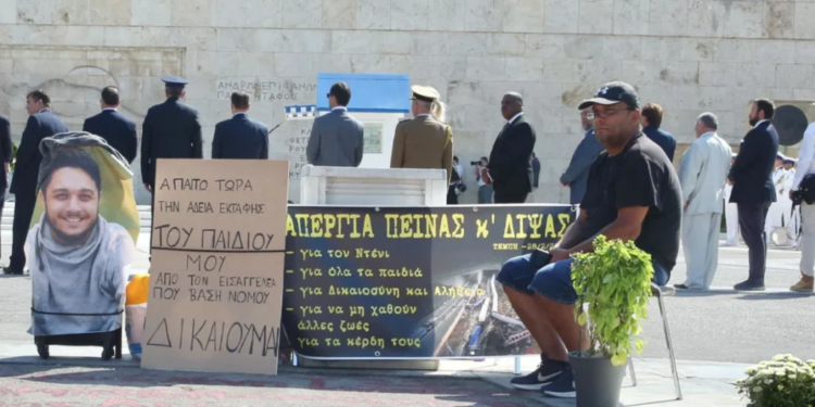 Shqiptari, grevë para parlamentit grek: Kërkon zhvarrosjen e djalit, që humbi jetën në aksidentin hekurudhor