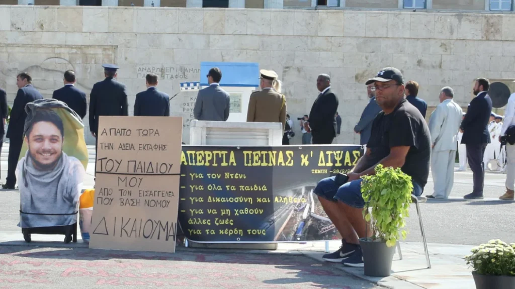 Shqiptari, grevë para parlamentit grek: Kërkon zhvarrosjen e djalit, që humbi jetën në aksidentin hekurudhor