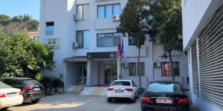 Vlorë/ Goditi kamionçinën dhe shkaktoi aksidentin me dy viktima, lihet në burg 28-vjeçarja italiane