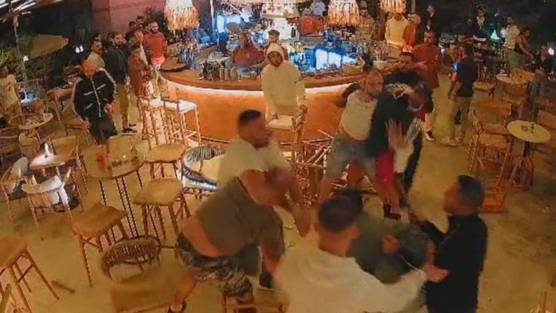 Sherri masiv mes dy grupeve në Korçë, dalin pamje nga konflikti i dhunshëm