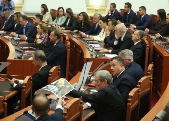 Nga 140 në 101 ligjvënës, ekspertët: Parlamenti më i vogël do të ishte më efikas