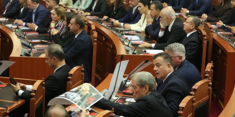 Nga 140 në 101 ligjvënës, ekspertët: Parlamenti më i vogël do të ishte më efikas
