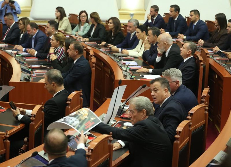 Nga 140 në 101 ligjvënës, ekspertët: Parlamenti më i vogël do të ishte më efikas