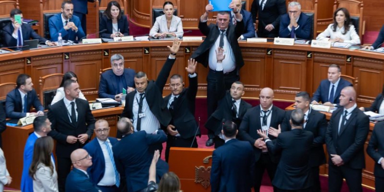 Deputeti i PD: Më përjashtuan nga Kuvendi se ngrita zërin kundër një kryetari sharlatan