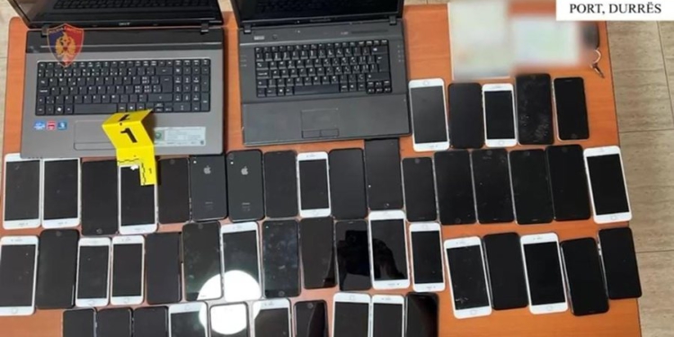 Tentoi të fuste kontrabandë 49 iPhone, arrestohet 53-vjeçari nga Kosova në Durrës