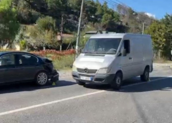 4-vjeçari përplaset nga makina në Fier, përfundon në spital