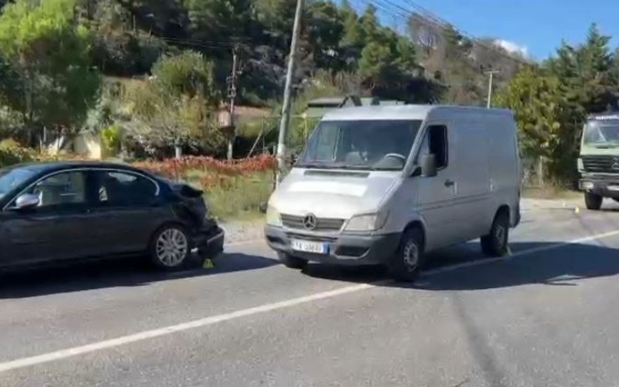 4-vjeçari përplaset nga makina në Fier, përfundon në spital