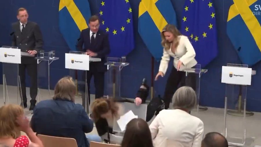 VIDEO / E frikshme, ministrja përplaset në tokë gjatë konferencë për shtyp